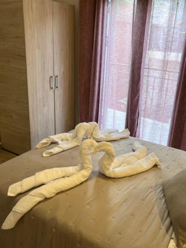 un montón de toallas encima de una cama en Πεζούλα Μανη, en Yerolimin