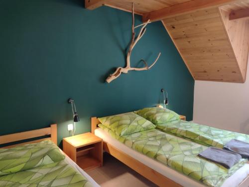 sypialnia z 2 łóżkami i niebieską ścianą w obiekcie Jurajska Chata w mieście Bobolice