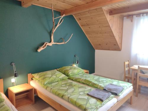 sypialnia z łóżkiem z gałązką na ścianie w obiekcie Jurajska Chata w mieście Bobolice