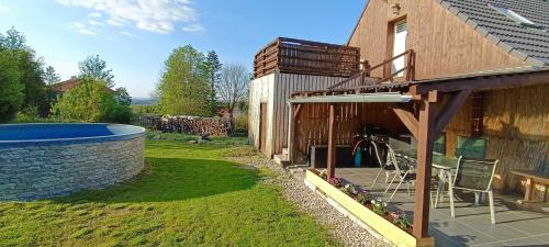 uma casa com um pátio e uma piscina em Ubytování u Kapličky em Kunějov