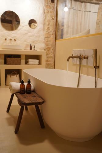 La salle de bains est pourvue d'une grande baignoire blanche. dans l'établissement Maison Lou Piade, à Sarlat-la-Canéda