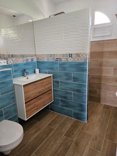 a bathroom with a toilet and a sink at Ti Oasis SEAVIEW, Studio Vue Mer à 150m de la plage in Corps de Garde