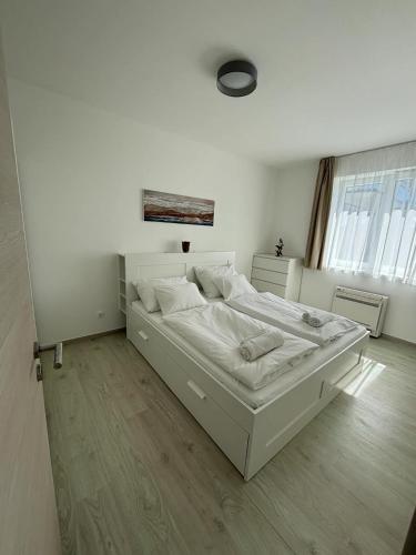 מיטה או מיטות בחדר ב-Cheerful cozy apartment with terrace