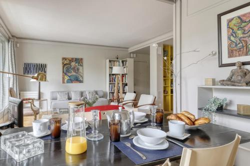 - une salle à manger avec une table et du pain dans l'établissement Luminous & Modern Flat with Balcony Paris-Bastille, à Paris