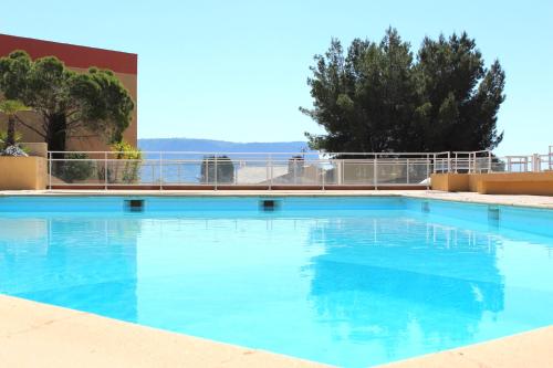 une grande piscine avec de l'eau bleue dans l'établissement Les Terrasses de Cassis, à Cassis