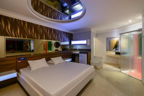 Ένα ή περισσότερα κρεβάτια σε δωμάτιο στο Eros Motel