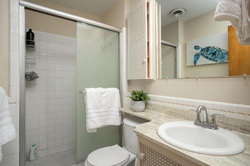 uma casa de banho com um lavatório, um WC e um espelho. em Pet-friendly 3br 2ba with huge, fenced yard! em Amarillo