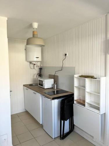 O bucătărie sau chicinetă la Cosy Appartement Lille