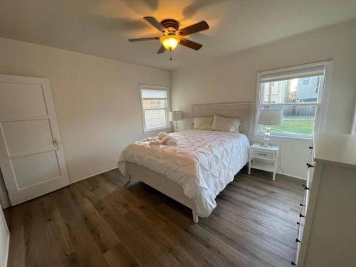 Ένα ή περισσότερα κρεβάτια σε δωμάτιο στο House! Backyard Includes All Beach Essentials