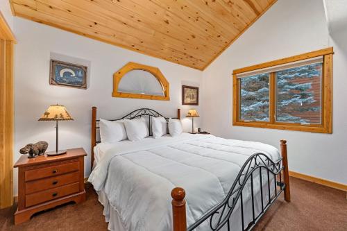 a bedroom with a bed and a window at Bugle Pointe A10 by Estes Park Condos in Estes Park