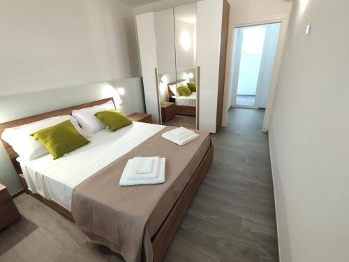 - une chambre avec un lit et 2 serviettes dans l'établissement L'Angolo di Mimma, à Porto Cesareo