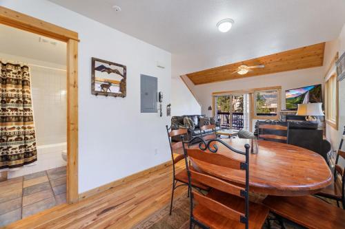 une salle à manger avec une table en bois dans une maison dans l'établissement Bugle Pointe B11 by Estes Park Condos, à Estes Park
