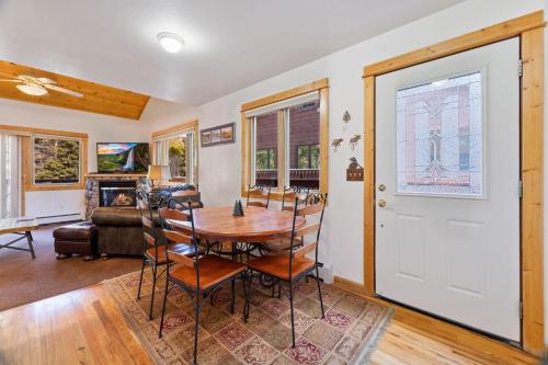 une salle à manger avec une table et des chaises dans l'établissement Bugle Pointe B11 by Estes Park Condos, à Estes Park