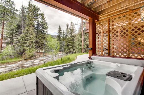 une baignoire dans une pièce avec une fenêtre dans l'établissement Bugle Pointe B12 by Estes Park Condos, à Estes Park