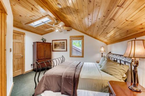 une chambre avec un lit avec un plafond en bois dans l'établissement Bugle Pointe B13 by Estes Park Condos, à Estes Park