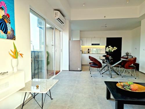 cocina y sala de estar con mesa y sillas en Ocean view luxury apartments, en Negombo