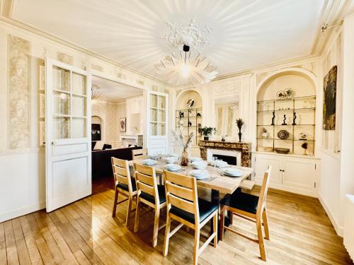 une salle à manger avec une table et des chaises dans l'établissement Villa Sénone - By BEST KEYS - Maison Familiale - Idéal Vacances ou Séjour Professionnel & Télétravail - Jardin & Véranda - 5 Chambres - Véranda & Bureau Séparé - Proche Centre & Commerces - Parking Facile & Gratuit, à Sens