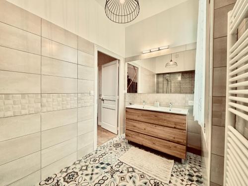 Et badeværelse på Villa Sénone - By BEST KEYS - Maison Familiale - Idéal Vacances ou Séjour Professionnel & Télétravail - Jardin & Véranda - 5 Chambres - Véranda & Bureau Séparé - Proche Centre & Commerces - Parking Facile & Gratuit