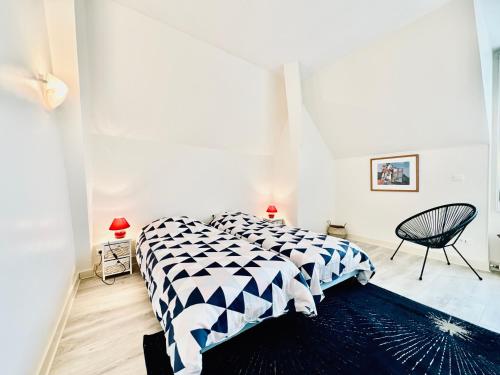 En eller flere senge i et værelse på Villa Sénone - By BEST KEYS - Maison Familiale - Idéal Vacances ou Séjour Professionnel & Télétravail - Jardin & Véranda - 5 Chambres - Véranda & Bureau Séparé - Proche Centre & Commerces - Parking Facile & Gratuit