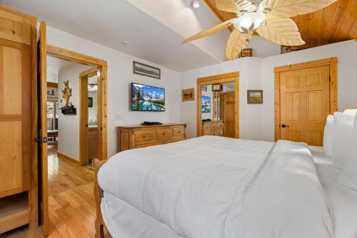 Postel nebo postele na pokoji v ubytování Bugle Pointe B21 by Estes Park Condos