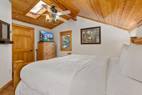 Postel nebo postele na pokoji v ubytování Bugle Pointe B21 by Estes Park Condos