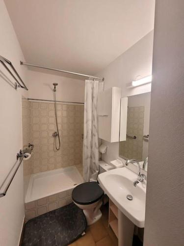 une salle de bain avec un lavabo, des toilettes et une douche dans l'établissement Studio - Résidence avec piscine, au Cap d'Agde