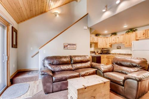 un salon avec deux canapés en cuir et une cuisine dans l'établissement Creekside Condos E by Estes Park Condos, à Estes Park