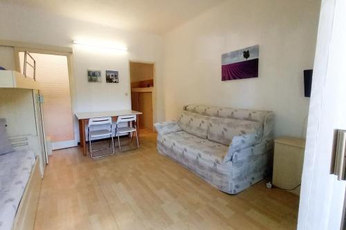 un salon avec un canapé et une table dans l'établissement Rocamare, à Cannes