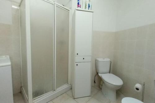 une salle de bain blanche avec toilettes et douche dans l'établissement Rocamare, à Cannes