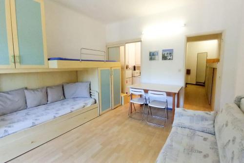 un salon avec un canapé et une table dans l'établissement Rocamare, à Cannes