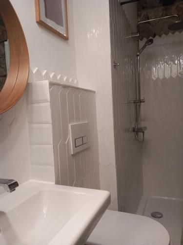 uma casa de banho branca com um lavatório e um chuveiro em ZlatAir Twins em Nova Varos