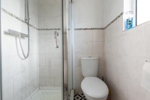 bagno bianco con servizi igienici e doccia di 4 bedrooms house for working Professionals a Southampton