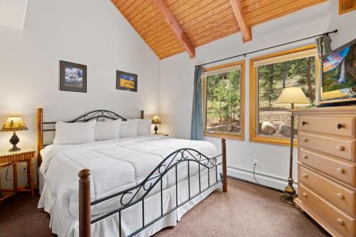 a bedroom with a bed and a window at Creekside Suites 10 by Estes Park Condos in Estes Park