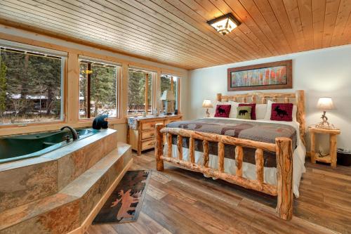 Ένα ή περισσότερα κρεβάτια σε δωμάτιο στο Creekside Suites 12 by Estes Park Condos