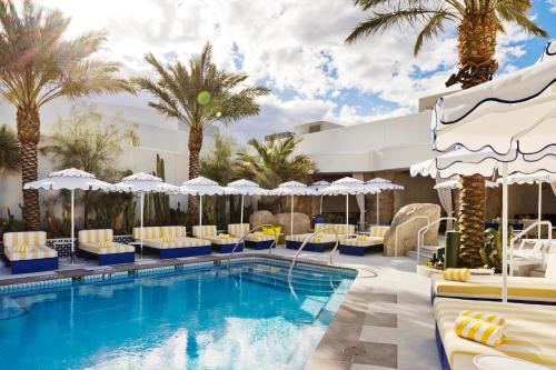 una piscina en el complejo con sillas y sombrillas en Fontainebleau Las Vegas, en Las Vegas