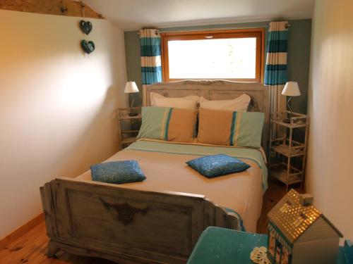 une chambre avec un lit avec des oreillers et une fenêtre dans l'établissement Acacia, à Cherbonnières