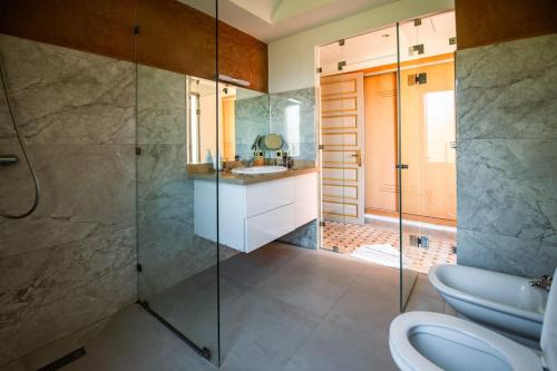 een badkamer met een douche, een toilet en een wastafel bij Villa 'Cartier' in Marrakesh