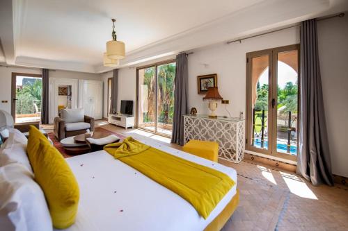 een slaapkamer met een groot bed met gele lakens bij Villa 'Cartier' in Marrakesh