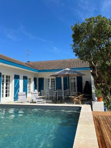 une maison avec une piscine devant dans l'établissement *Villa Catalpas* Landaise, rénovée avec piscine, à Léon