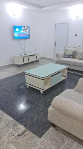 - un salon avec un canapé et une table basse dans l'établissement IBADAN LUXURY APARTMENT, à Moniya