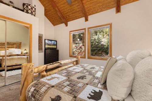 Ένα ή περισσότερα κρεβάτια σε δωμάτιο στο Creekside Suites 19 by Estes Park Condos
