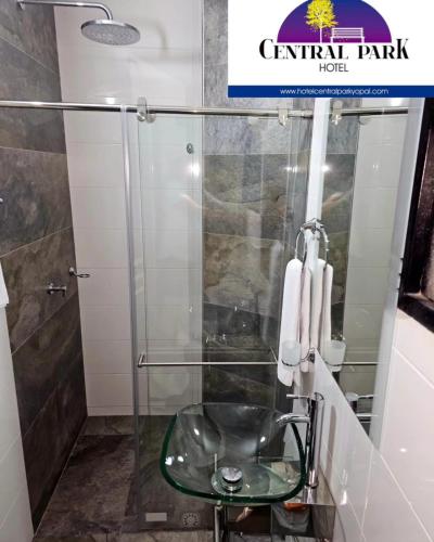 a bathroom with a glass shower with a toilet at Hotel Central Park Yopal in Yopal