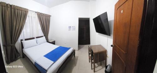 a bedroom with a bed and a flat screen tv at Hotel Central Park Yopal in Yopal