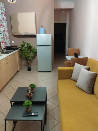 ein Wohnzimmer mit einem Sofa und einem Kühlschrank in der Unterkunft ISLAND TIME in Chios