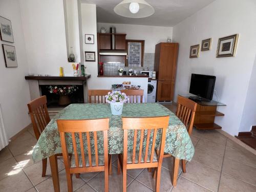 cocina y comedor con mesa y sillas en Chez Vittoria, en Greccio