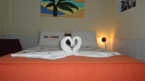 Un pat sau paturi într-o cameră la Chalé Casa Factur