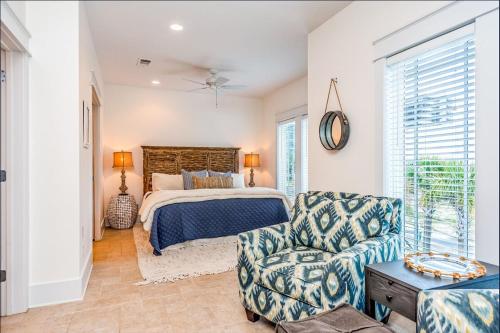 1 dormitorio con 1 cama, 1 sofá y 1 silla en Crawling Distance Beach House, en Pensacola
