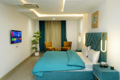 Postel nebo postele na pokoji v ubytování Penthouse with balcony in GoldCrest DHA