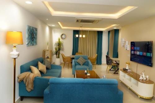 TV a/nebo společenská místnost v ubytování Penthouse with balcony in GoldCrest DHA