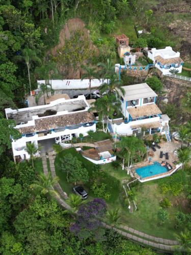 una vista aérea de una casa con piscina en Vila Lia en São Sebastião